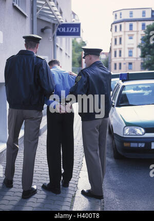 Poliziotti, uomo, arresto, manette, la stazione di polizia di polizia, funzionari di polizia, ricerca, reo, penale, arresto, attività criminali, criminalità, sospetto, portano lontano, arresto, stazione di polizia, distretto, uomini, professione, funzionari, patrolmen, vista posteriore, lavoro Foto Stock