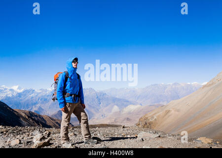 Escursionista presso la sommità della high pass sul circuito di Annapurna trek in Nepal Himalaya Foto Stock