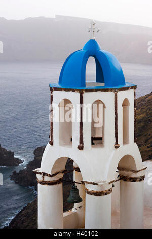 Blu e bianco della chiesa campanile con la bellissima vista del mare al villaggio di Oia a Santorini Island, Grecia Foto Stock