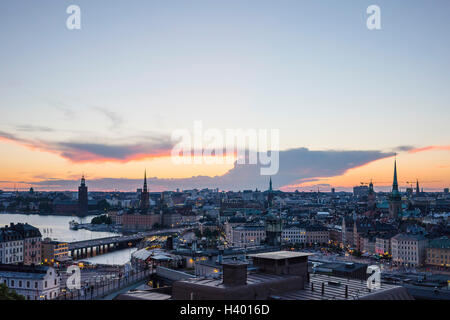 Vista del paesaggio urbano illuminato contro il cielo durante il tramonto, Stoccolma, Svezia Foto Stock