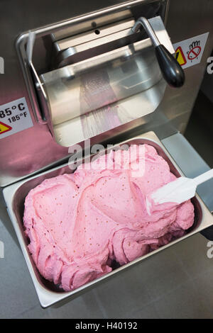 Angolo di alta vista di gelato alla fragola nel contenitore da macchinari in store Foto Stock