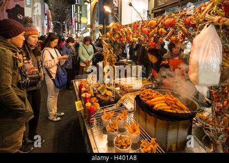 Calamari fritti stallo nella strada di Myeong-dong di Seoul, Corea Foto Stock