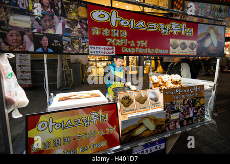 Profondo Fritto gelato in stallo la strada di Myeong-dong di Seoul, Corea Foto Stock