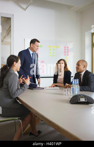 Happy business persone per discutere nella riunione a un tavolo per conferenza Foto Stock