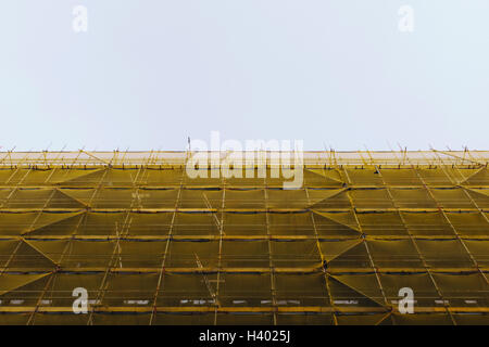 Basso angolo di vista edificio incompleto contro il cielo chiaro Foto Stock