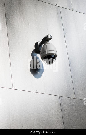 Close-up di una telecamera di sicurezza montato sulla parete Foto Stock