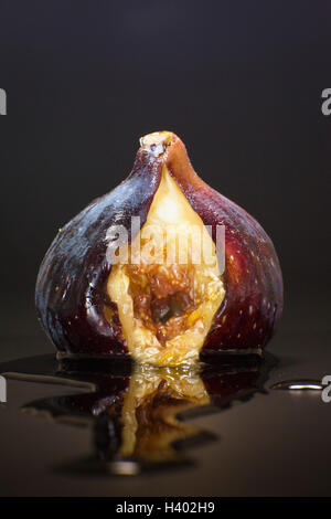 Close-up di ripe figura nella tabella su sfondo nero Foto Stock