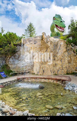 Divertimento e avventura al triassico parc sulla spiaggia di Steinplatte, austria, tirolo, waidring alpi. Foto Stock