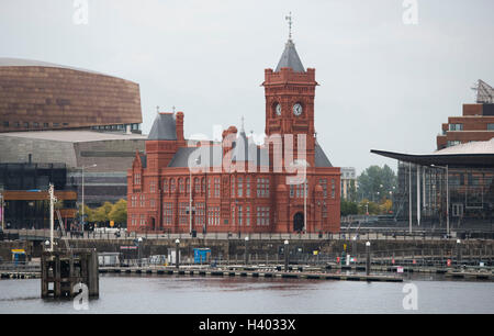 Il Senedd, National Assembly for Wales e Edificio Pierhead presso la Baia di Cardiff, nel Galles del Sud. Foto Stock
