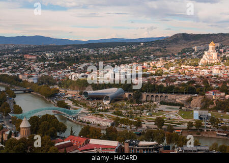 La luce Spot oltre la Cattedrale di Sameba di Tbilisi, Georgia. Foto Stock