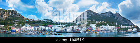 Panorama di Marina Grande con le sue barche da pesca e colorati di ville, numerosi caffè e negozi di souvenir e la bellissima natura Foto Stock