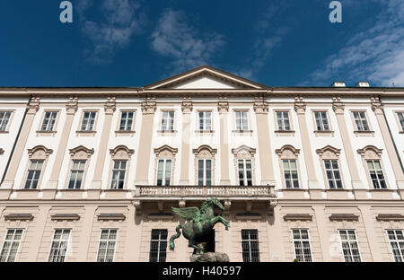 La facciata frontale del Barocco Palazzo Mirabell (Schloss Mirabell) in Salzburg, Austria Foto Stock