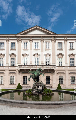 La fontana e la facciata barocca del Palazzo Mirabell (Schloss Mirabell) in Salzburg, Austria Foto Stock