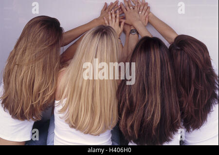 Le donne, con i capelli lunghi, affiancate gesto, vista posteriore giovani, 30 anni, amici, amici, i colori dei capelli, passate, supporto bionda, brunette, marrone rossastro, mani, a parete, muro difensivo, icona, coesione, donna potenza, collettivamente, gli uni con gli altri, un team così Foto Stock