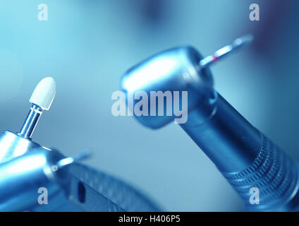 Dentista in pratica, trapanare in modo diverso, dettaglio, monocromatica, odontoiatria, dentista, pratica, medicina, strutture mediche, del dentista trapano, trattamento medico, cog-trattamento medico, dolori, trapanare, trail, liscia, infelicemente, paura, carie, trapano a turbina, la turbina, angolo pezzo, cog trapani trapani dentistici, cog-strumento medicale, cog-strumenti medicali, trapanare, trapani, metallo, acciaio, foratura corona, still life, la fotografia del prodotto, blu Foto Stock