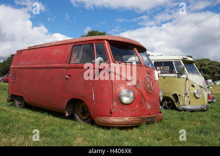 'Rat look' abbassato in split-screen di furgoni VW al Viva Skeg Vegas Classic VW mostra, Revesby Park, Lincolnshire, Regno Unito. Foto Stock