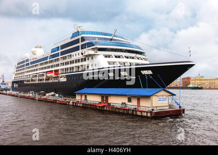 Cinque stelle lusso moderno nave da crociera "Azamara quest' ormeggiato al terrapieno in inglese Foto Stock