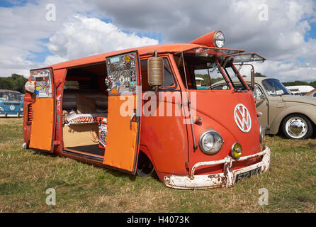 Una abbassata in split-screen furgone VW con open "ALETTI" al Viva Skeg Vegas Classic VW mostra, Revesby Park, Lincolnshire, Regno Unito. Foto Stock