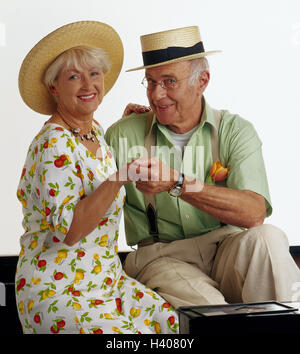 Coppia senior, abiti estivi, cappelli di paglia, touch, affetto Senior, uomo, donna, vecchio, senior, giovane, estate, all'interno, studio, amore, tenerezza, fortuna, persona vecchia, felice, soddisfazione, vicino, Foto Stock
