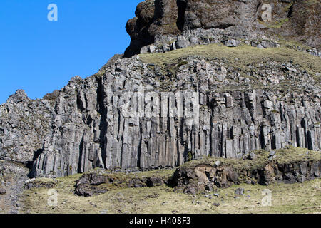 Colonne di basalto formazioni di roccia vulcanica nelle scogliere vicino al mare Islanda Foto Stock