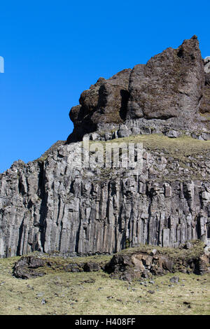 Colonne di basalto formazioni di roccia vulcanica nelle scogliere vicino al mare Islanda Foto Stock