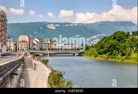 Vista di Grenoble oltre il fiume Isere - Francia Foto Stock