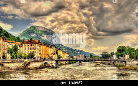 Vista di Grenoble oltre il fiume Isere - Francia Foto Stock