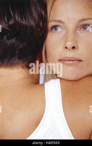 L'uomo, vista posteriore, spalla, donna, testa, riagganciare, ritratto, arricciata, giovane, giovane, affetto, toccare, la sutura, strettamente impaccate, indietro la testa dai capelli scuri, a pelo corto, bionda, con i capelli lunghi, seriamente, espressione rilassata Foto Stock