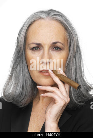 Senior, con i capelli lunghi, grigio-pelose, fumo di sigaro, visualizza fotocamera, ritratto di donna, 50-60 anni, anni, medio persona vecchia, migliore età, attraente, coltivati, self-fiduciosi, naturalezza, rigorosamente, dominante, emancipates, magistralmente, fortemente, indipendentemente, e Foto Stock