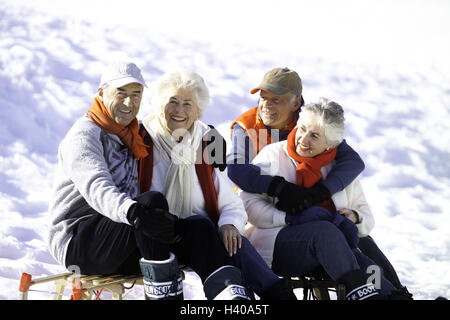 Coppie Senior, due slitte, felice, foto di gruppo, 60-70 anni, anziani, coppie, migliore età, amicizia, amici, attività di svago e tempo libero, insieme, sleigh-riding, attività, divertimento, svago, allegria, felice, equalizzata, gioia, lifestyle, win Foto Stock