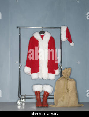 Avvento,natale,Santa Claus,Santa Claus' cap,Santa Claus' costume,boot,cap,costume,spogliatoio,festosa,gunnysack,hallstand,hat stand,ready-to-wear supporto,rosso,x-mas,yule tide Foto Stock