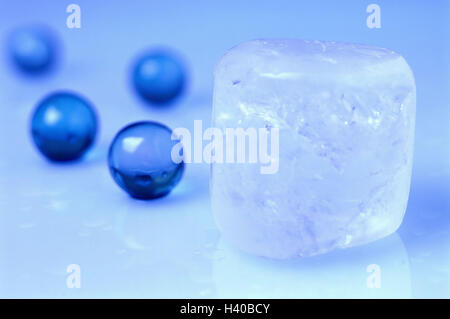 Crystal deodorante, sfere di vetro, cosmetici, prodotti cosmetici articolo, cura personale, deodorante, igiene del corpo igiene, articolo, fotografia del prodotto, still life Foto Stock