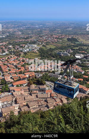 Vista dalla fortezza di Guaita sul Monte Titano a San Marino. Foto Stock