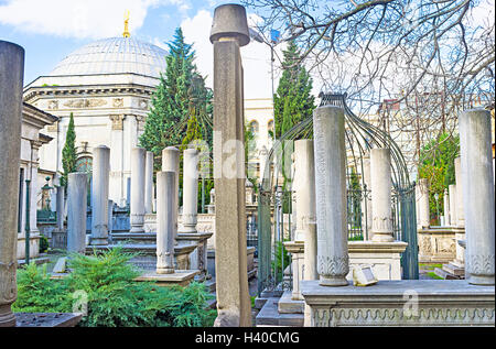 Il medievale cimitero turco e il Mausoleo di Sultan Mahmud II sulla backgrond, Istanbul, Turchia. Foto Stock