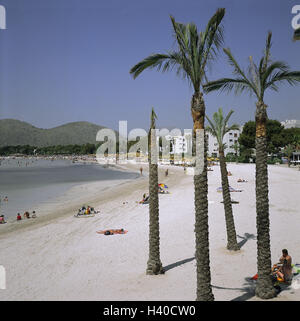 Spagna, Maiorca, Port de Alcudia, vista città, spiaggia, palme, le isole Baleari, isola, mare Mediterraneo, spiaggia sabbiosa, turistico, turismo, bagnanti, spiaggia, spiaggia, sedie a sdraio, ombrelloni, estati, vacanza, riposo, bagno pass Foto Stock