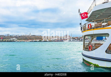 La vista sul Palazzo Topkapi e il giardino dal Rihtim embankment, Istanbul, Turchia. Foto Stock