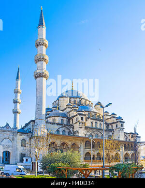 Yeni Cami o la nuova moschea è un notevole punto di riferimento di Istanbul, situato accanto al Ponte di Galata nel quartiere di Fatih, Turchia. Foto Stock