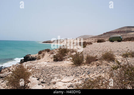 Fuerteventura Isole Canarie, Nord Africa, Spagna: un camper nel terreno desertico vicino alla spiaggia di Playa de Sotavento de Jandía Foto Stock