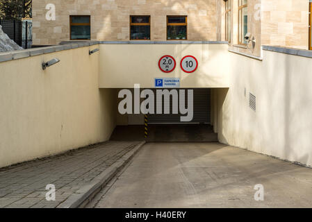 Ingresso al garage sotterraneo in Russia Foto Stock