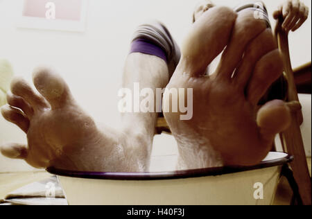 L'uomo, pediluvio, dettaglio, igiene, cura personale, pedicure, lavare i piedi, dispongono di una vasca da bagno, pulire, warm up,, lavandino, benna, piedi, uomo piedi, suole, balle piedi, dita dei piedi, pulizia, pulizia, ricreazione, rilievo, sedersi, all'interno, vicino fino, in prospettiva molto cl Foto Stock