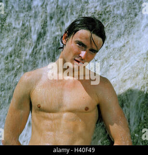 Cascata, uomo, giovani, libera la parte superiore del corpo, rocce, magro, ritratto dell'uomo, ritratto, 23 anni, gioventù, sogni lontano, peli bagnati, visualizza fotocamera, tempo libero, estate, natura, godere, appoggia, raffreddamento, ristoro, acqua, fiume, l'Isar, Isar prati, anteriore Foto Stock
