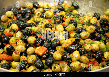 Olive nere e verdi / marinato olive misti Foto Stock