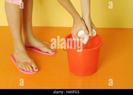 Casalinga, dettaglio, piedi, flip-flop, benne, panni di pulizia, auswinden, donna, giovane, 20-30 anni, 24 anni, il piede femminile donna delle pulizie, casalinga la sua esistenza, smock, smock grembiule, casa smock, flip-flop, rosa, rosa, i lavori domestici, studio, all'interno, benna pulizia, benna per uso domestico, pulire, pulizia, pulizia, pulito e puro, i lapponi, furfanti, pulizia di furfanti, strizzare fuori Foto Stock