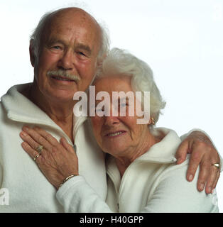 Coppia senior, abbracciare, felice, metà ritratto, modello rilasciato, giovane, vecchio persona, dei cittadini anziani e pensionati, di amore, di affetto, di fiducia, di vicinanza, di armonia, armoniosamente, felice, una sutura, solidarietà, coesione, Unison, lealtà, ridere, felice, a braccetto, touch, tenerezza, studio, molto vicino Foto Stock