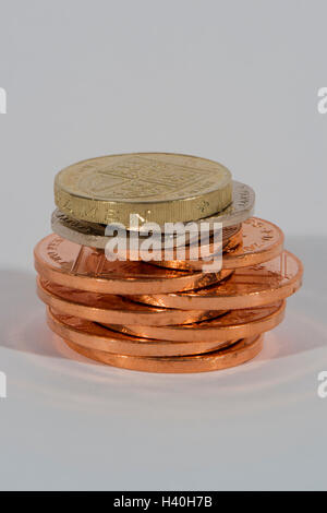 Pila di lucido, rame e argento monete ( 2p, 20p, £1) visto in close-up - questo denaro (Sterling) corrente è la valuta britannica. Foto Stock