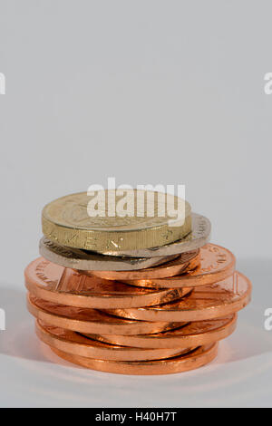 Pila di lucido, rame e argento monete ( 2p, 20p, £1) visto in close-up - questo denaro (Sterling) corrente è la valuta britannica. Foto Stock