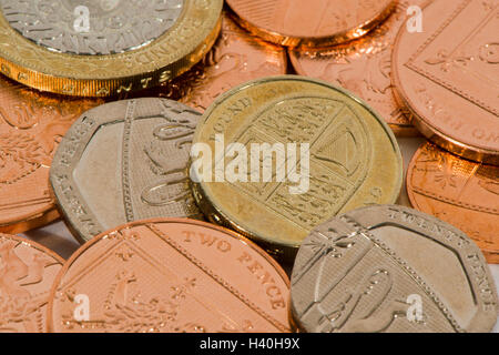 Close-up dettaglio del denaro - in corso la sterlina britannica monete in vari tagli, sia di rame e di argento - £ 2, £1, 20p, 2p. Foto Stock