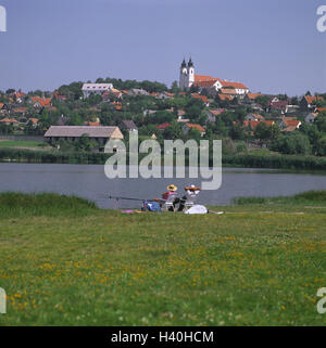 Ungheria, Balaton, Tihany, locale, vista lago, Centrale, Europa, il lago di disco, un luogo popolare per le gite, chiesa, Lakeside, pescatore, pesce, tempo libero e attività per il tempo libero, vista al di fuori, estate Foto Stock