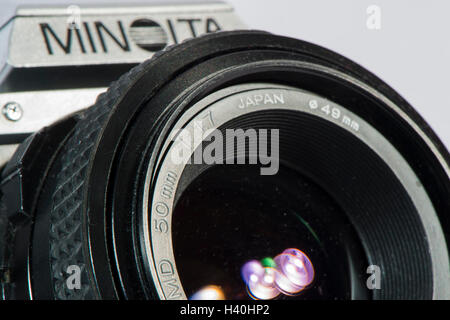 Dettaglio dei classici degli anni ottanta, Minolta X-300 - pellicola 35mm, fotocamera reflex con un 50mm Minolta lente primaria, visto contro uno sfondo bianco. Foto Stock