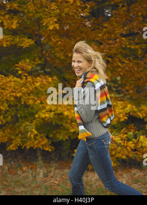 Legno, donna, eseguire, ridere, dettaglio, autunno, bionda, tempo libero, sciarpa, autunno camminare a piedi, legno di autunno, tempo libero, motion, fitness, attività, salute, gioia, divertimento, svago, allegria, felice, naturalezza e gioia di vita, lifestyle, autumnally, autunno, stagione Foto Stock